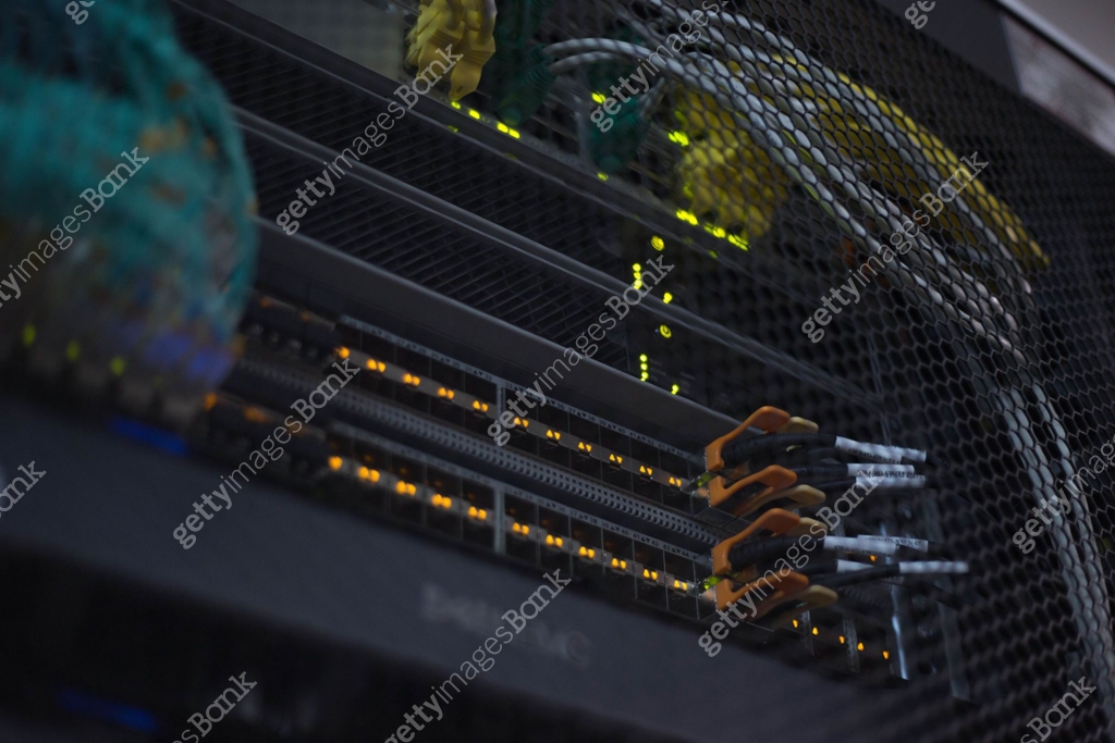 Server rack cluster in a data center 이미지 (1173558112) - 게티이미지뱅크
