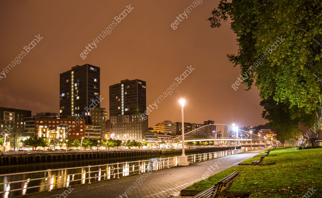 Batac Riverside Night Bilbao riverside at night Basque country 이미지 (1176480014) - 게티이미지뱅크