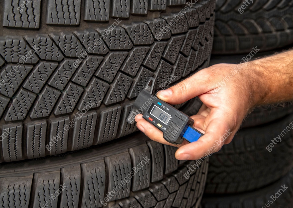 Measuring the tread depth of a tire 이미지 (1180401799) 게티이미지뱅크