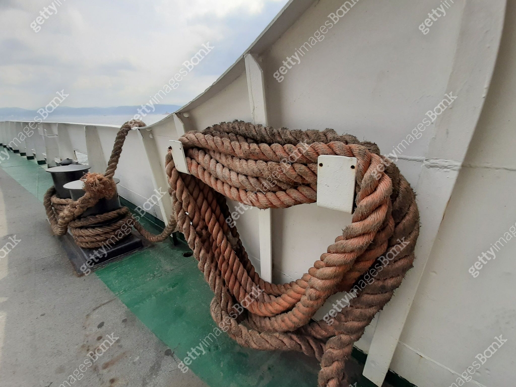 Ship rope, tied rope, moving steamer, ship's edge 이미지 (1178307935) - 게티 ...