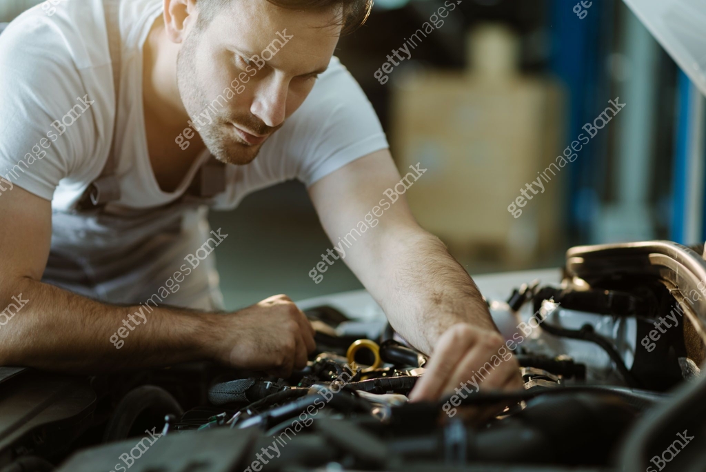 Auto mechanic analyzing engine problems 이미지 (1178817155) - 게티이미지뱅크