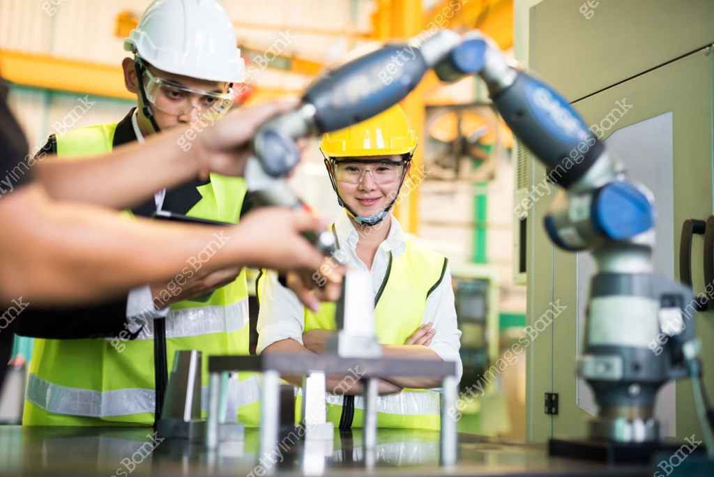 Layer Check Machine inspector engineer check lathe robot machine 이미지 (1202066307) - 게티이미지뱅크