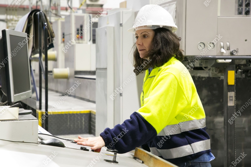 Serious female machine operator at her workplace 이미지 (1213614887) - 게티이미지뱅크