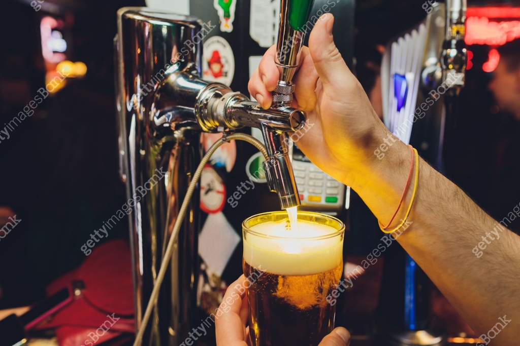 Beer Python Behind Bar Mans hand pouring pint of beer behind the bar. 이미지 (1210223117) - 게티이미지뱅크