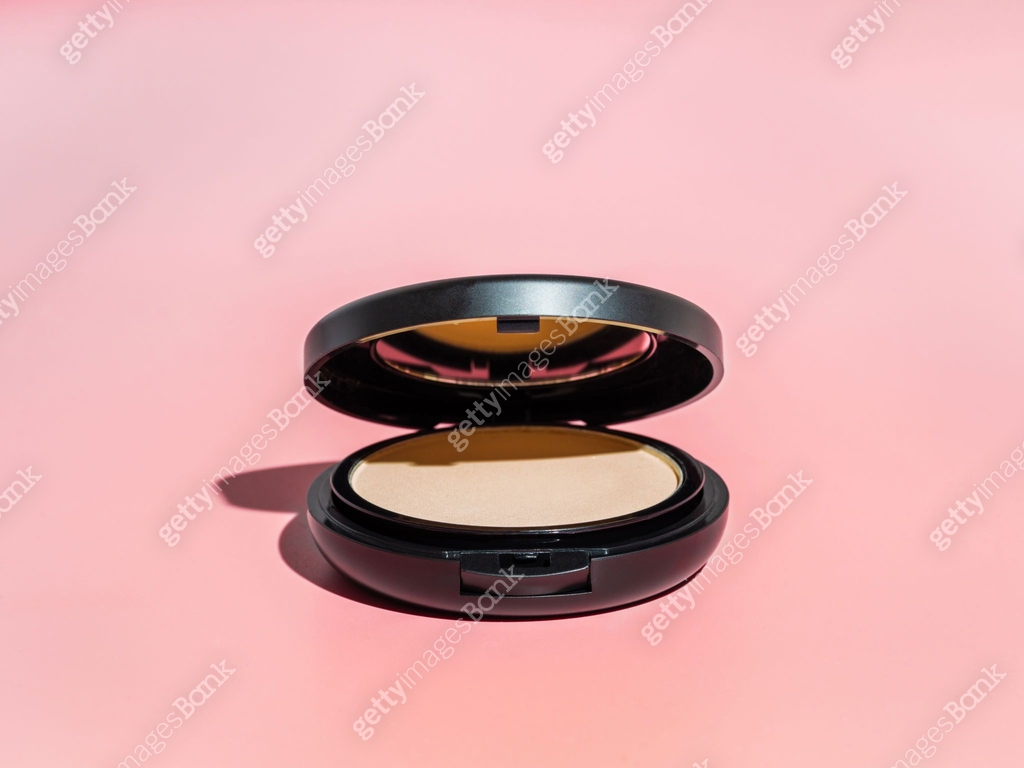 Compact powder on white marble, copy space 이미지 (1209638069) - 게티이미지뱅크