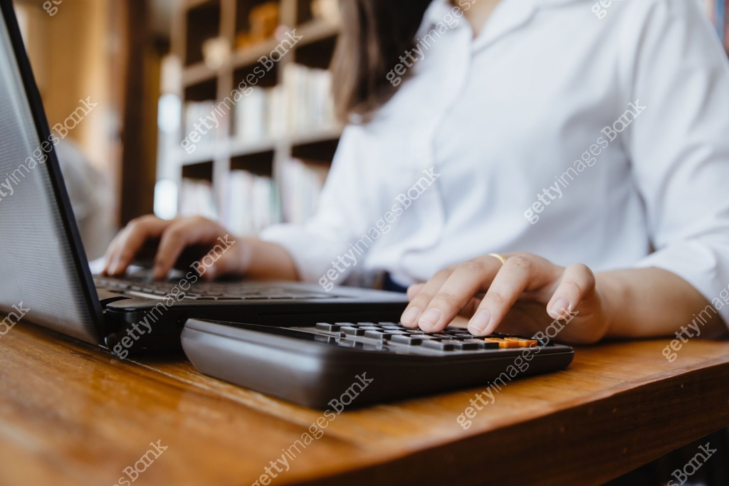 Hand of accountant using calculator and computer notebook. 이미지 ...