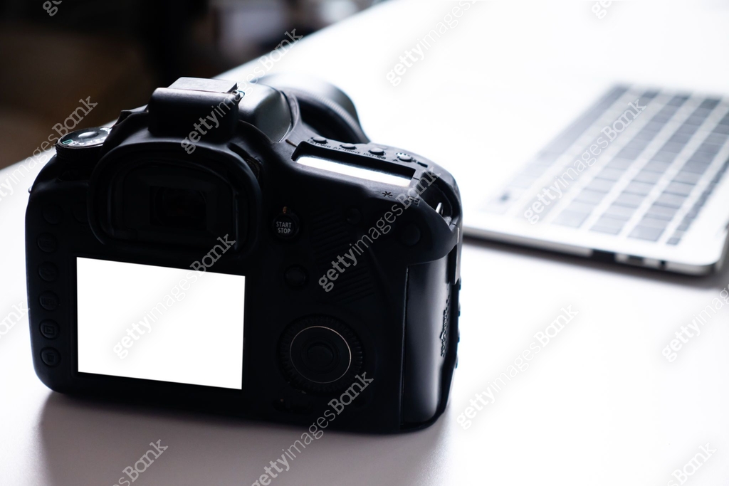 Blank screen digital camera and a computer laptop on a table. 이미지 ...