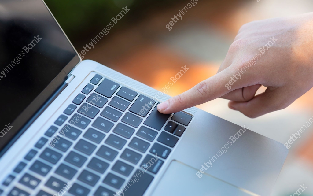 Finger pointing at enter key on keyboard 이미지 (1219750985) - 게티이미지뱅크