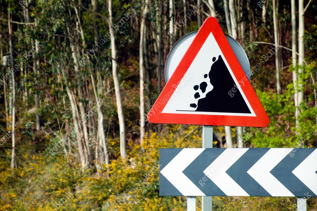 Falling rock hazard warning sign 이미지 (1217652568) - 게티이미지뱅크