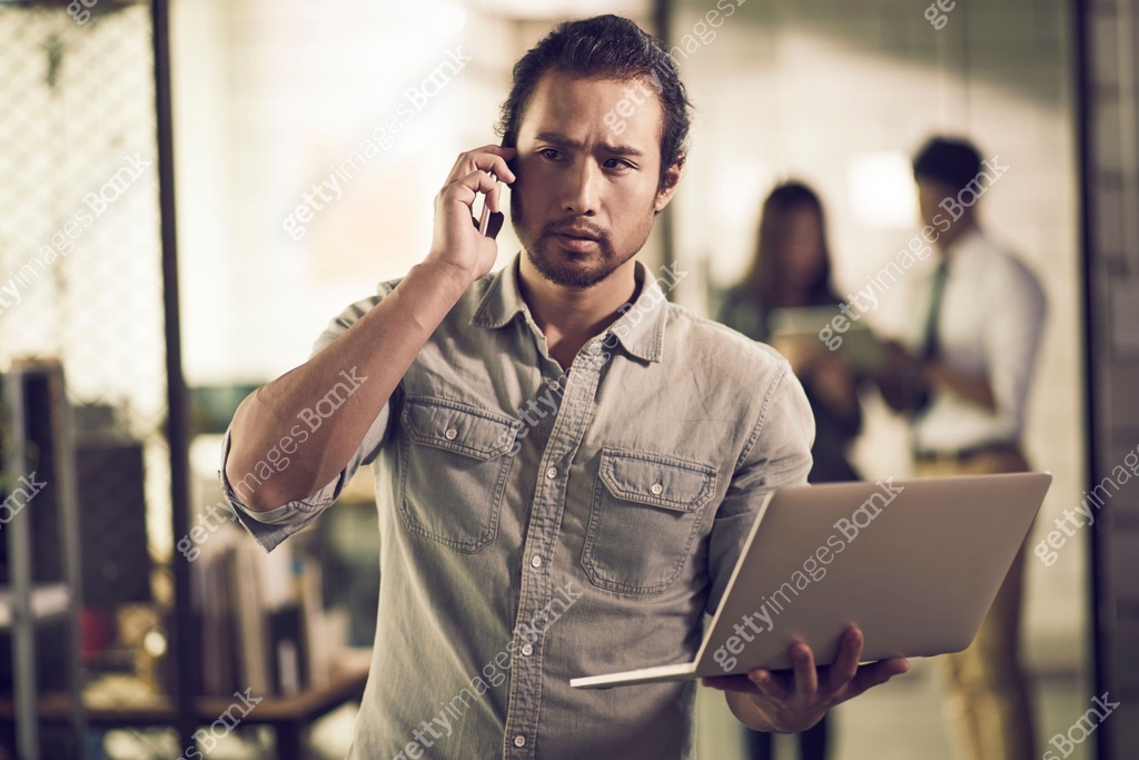 asian business person making a call using mobile phone 이미지 (1219159471 ...
