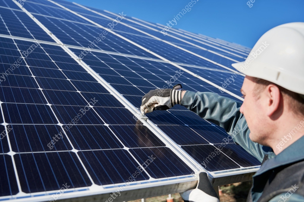 Male electrician installing photovoltaic blue solar modules. 이미지 ...