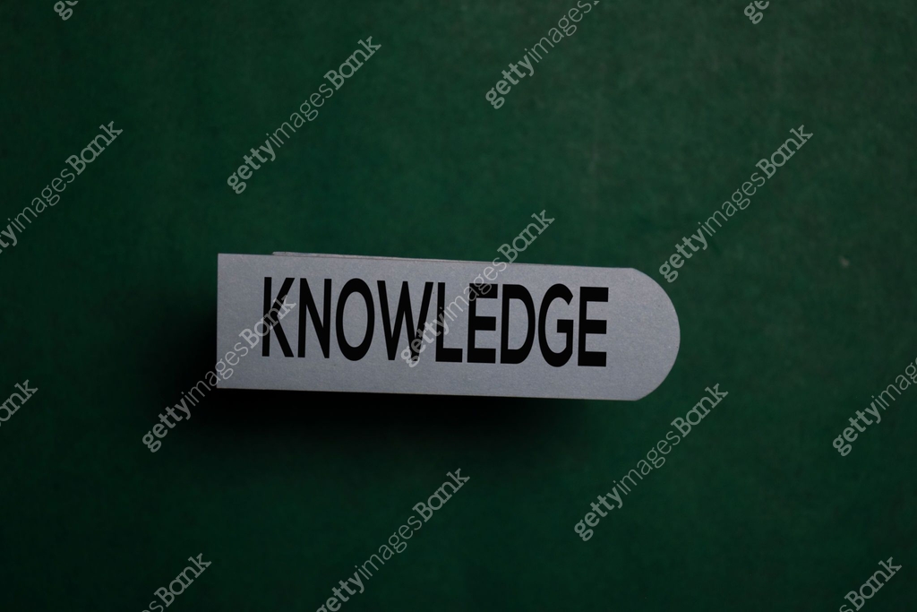 Knowledge write on a sticky note isolated on Office Desk 이미지 ...