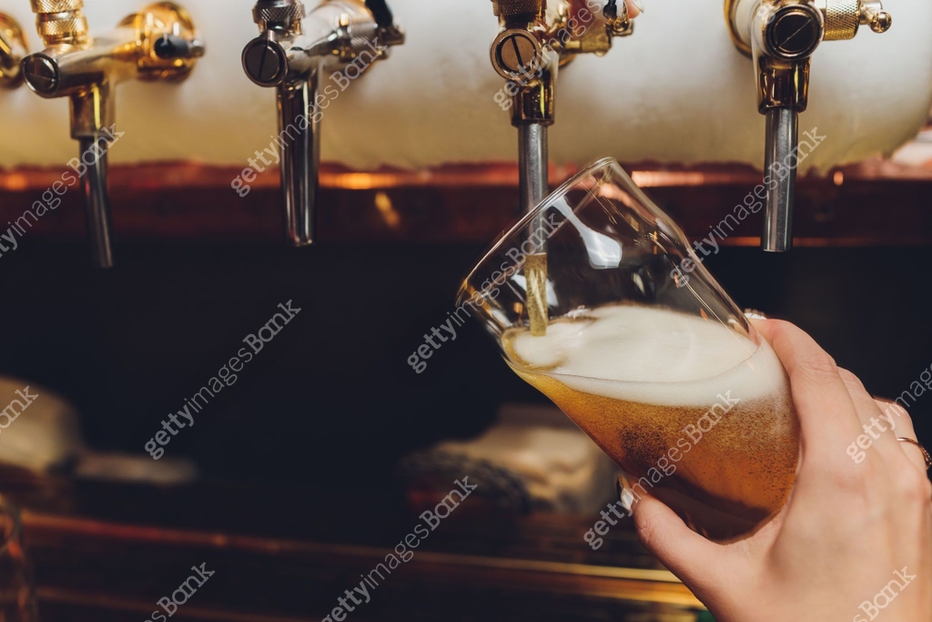 Beer Python Behind Bar Barkeeper pulling a pint of beer behind the bar. 이미지 (1249670846) - 게티이미지뱅크