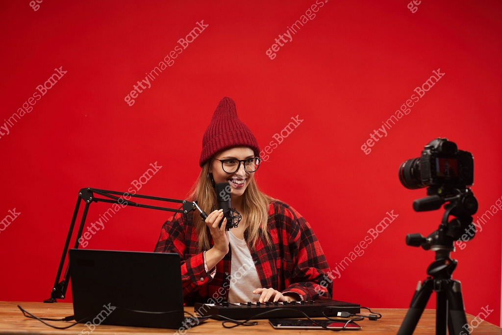 Singing Camera Blogger singing on the camera 이미지 (1226884302) - 게티이미지뱅크