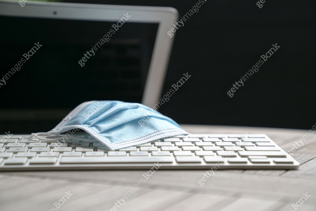 Computer Medical Mask Surgical face mask on top of computer keyboard 이미지 (1249507202) - 게티이미지뱅크