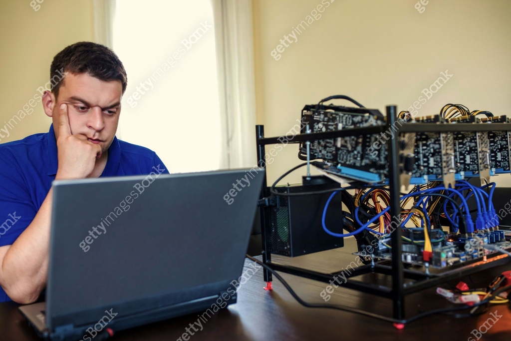 Gpu Engineer Engineer set up GPU mining rig 이미지 (1257448551) - 게티이미지뱅크