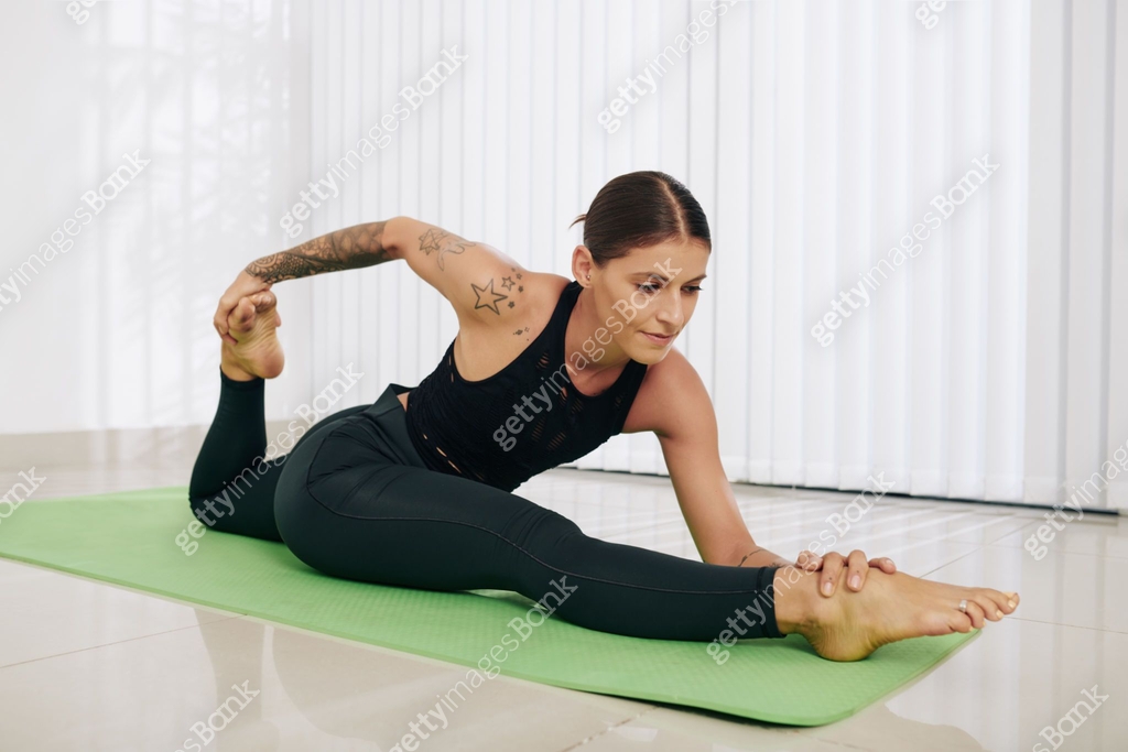 Side Splits Rear View Woman doing side splits 이미지 (1277126584) - 게티이미지뱅크