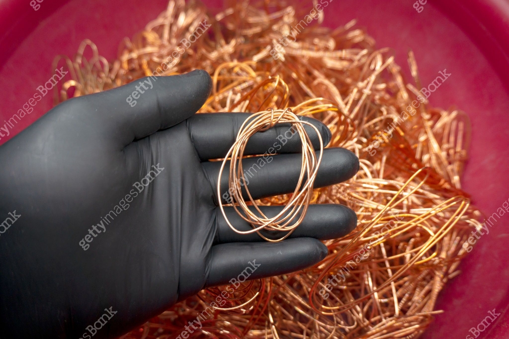 Hand Sample Copper gloved hand holds scrap copper wire for recycling 이미지 (1300304147) - 게티 ...