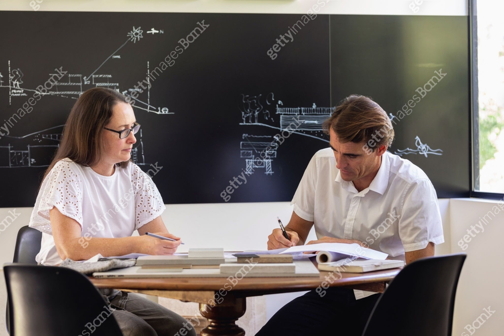 Husband And Wife Design Team Collaborating In Home Office 이미지 ...