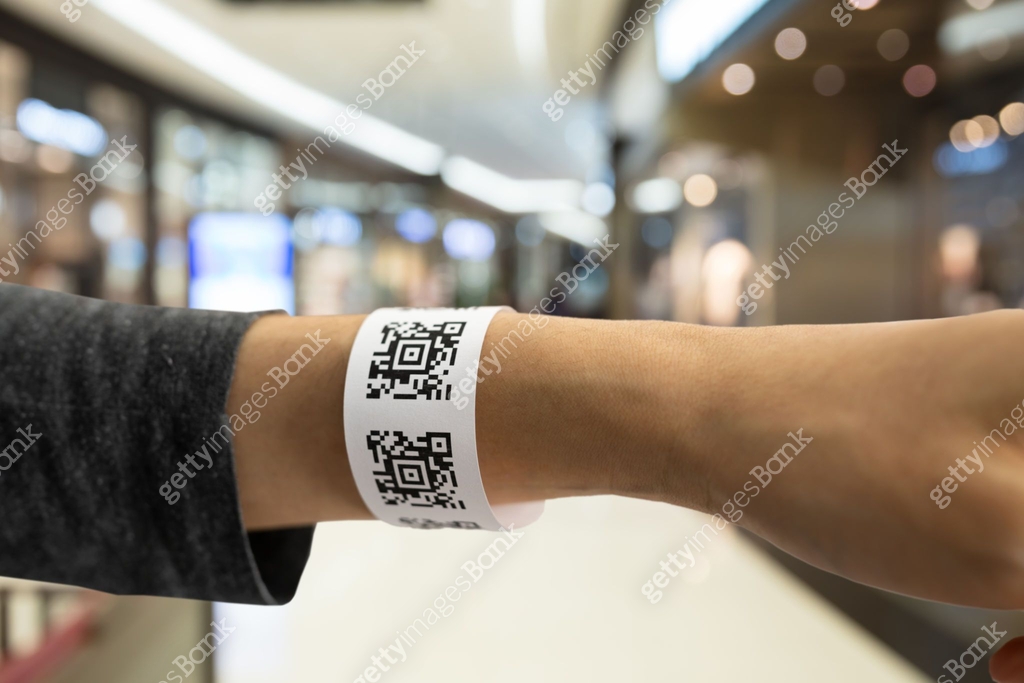 Negative Qr Code Negative Coronavirus PCR Test QR Code Armband 이미지 (1313114478) - 게티이미지뱅크