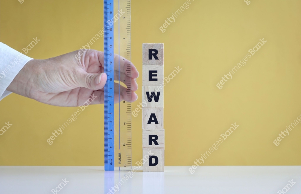 Woman's hand using ruler to measure reward. 이미지 (1326732335) - 게티이미지뱅크