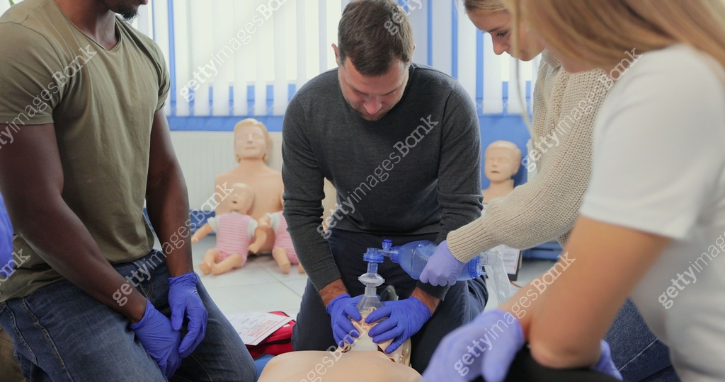 Group of multiethnic people learning how to perform Cpr. 이미지 ...