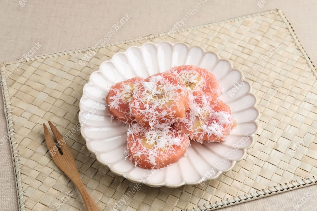 Snack Roda Api Glasses cake or Roda Eyes is a traditional Javanese snack. 이미지 ...