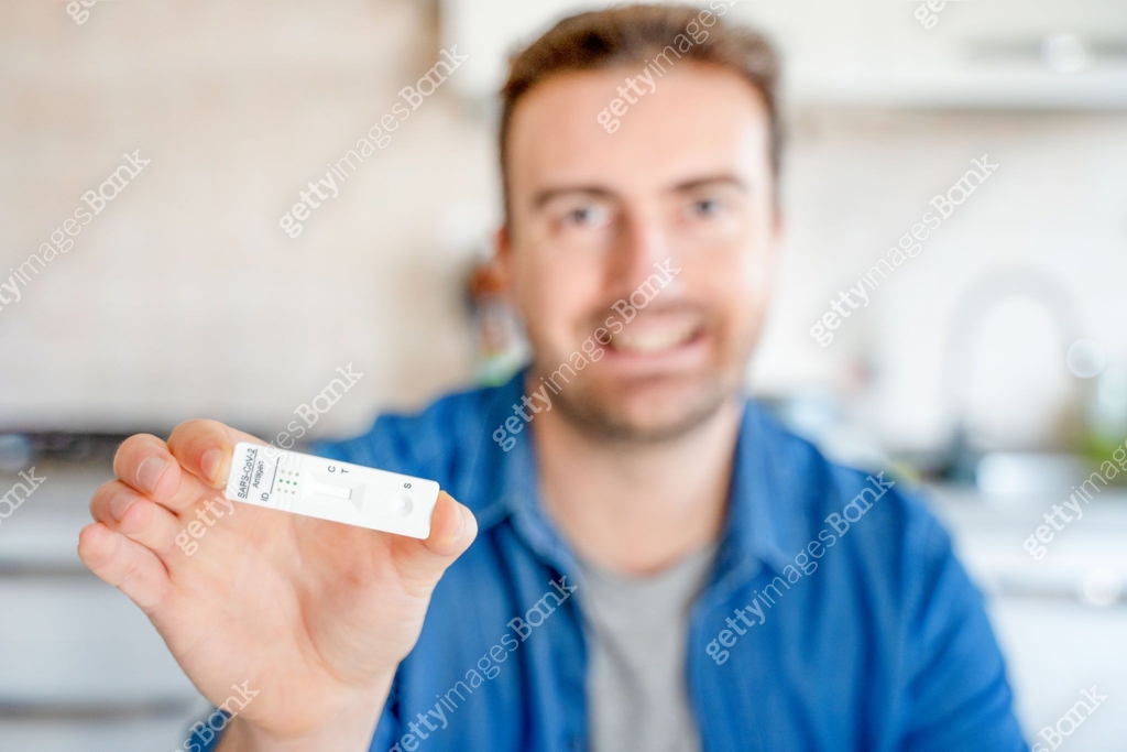 Man Using Testers One man waiting test result by using rapid test device for COVID-19 이미지 ...