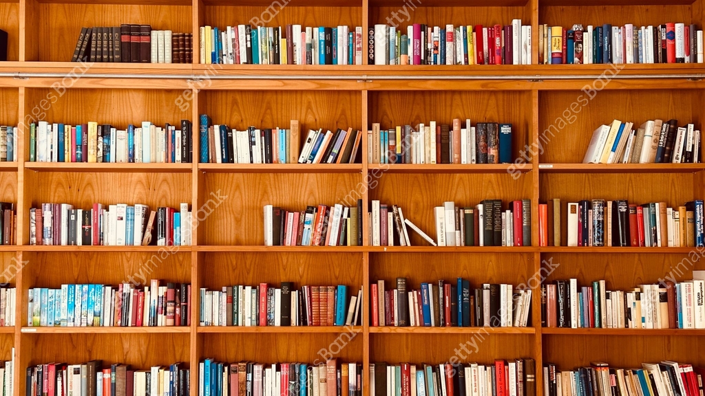 Library fully packed wooden shelves, front view 이미지 (1453311083) - 게티이미지뱅크