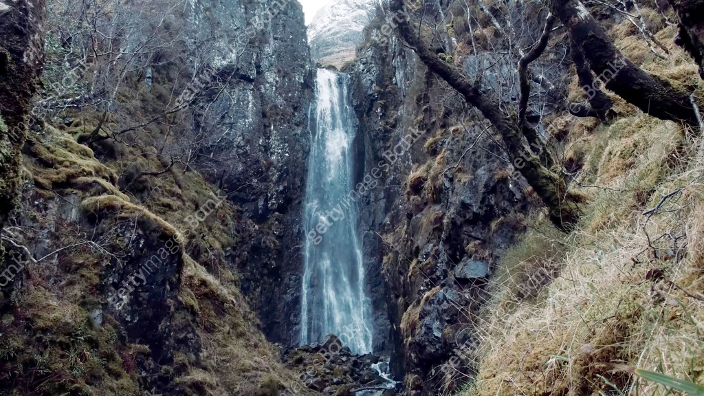 a beautiful waterfall coming out of the rock 이미지 (1494972055) - 게티이미지뱅크