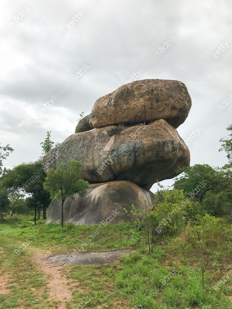 Natural balancing rocks in Epworth Zimbabwe 이미지 (2186512178) - 게티이미지뱅크