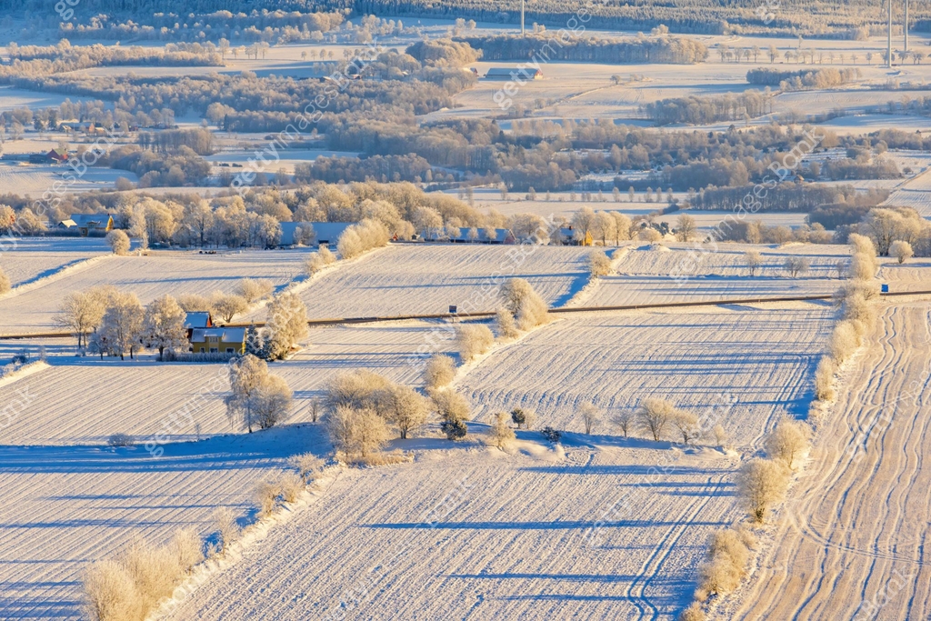 Snowy fields in a countryside landscape on a cold winter day 이미지 ...