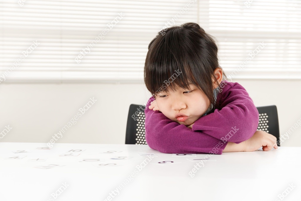 Unmotivated elementary school student. Image of poor study skills. 이미지 ...