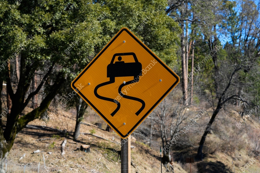 Windy Ridge Sign Slippery When Wet Sign on Windy Road through Forest 이미지 (2194245493 ...