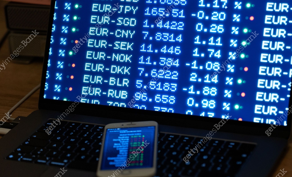 Laptop computer screen with Euro currency exchange rates. 이미지 ...