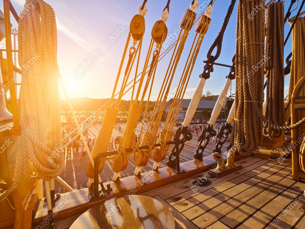 Ropes stretched across the masts of an old ship 이미지 (2192464338) - 게티이미지뱅크