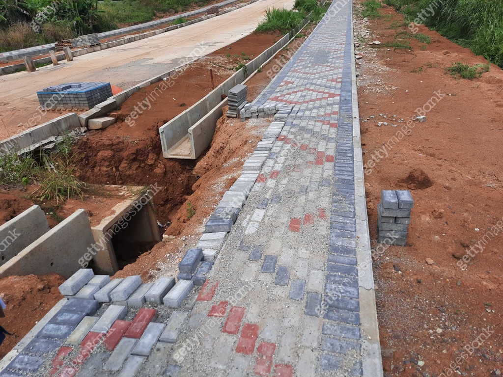 Geometric Brick Pathway in Construction Progress 이미지 (2195073505) - 게티이미지뱅크