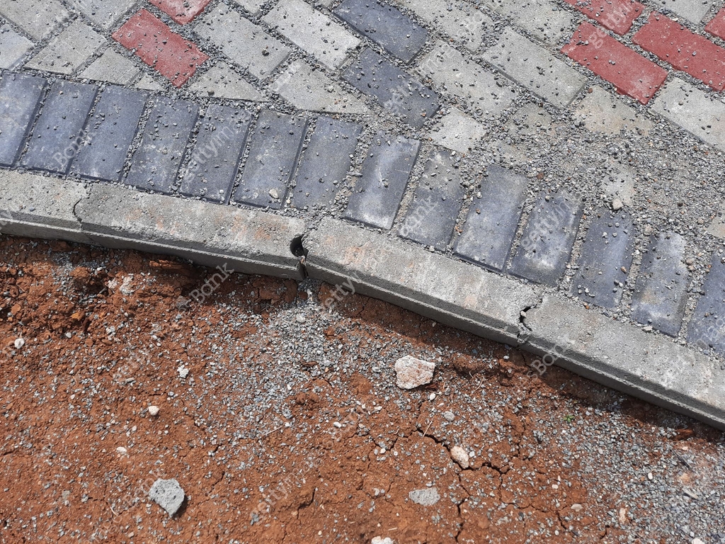 Geometric Brick Pathway in Construction Progress 이미지 (2195073517) - 게티이미지뱅크
