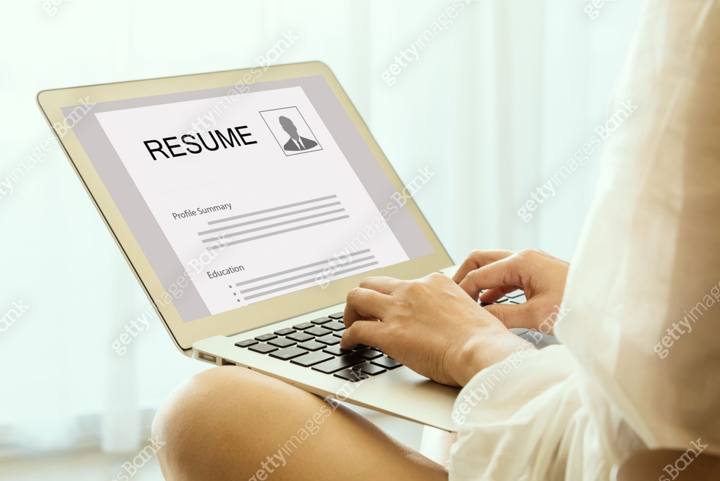 A woman sits at home writing a resume on her laptop 이미지 (2200109974 ...
