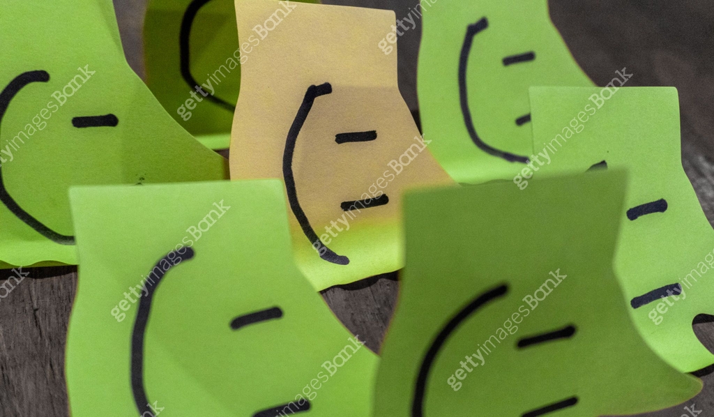 The image shows seven sticky notes on a wooden surface. 이미지 (2198711047 ...
