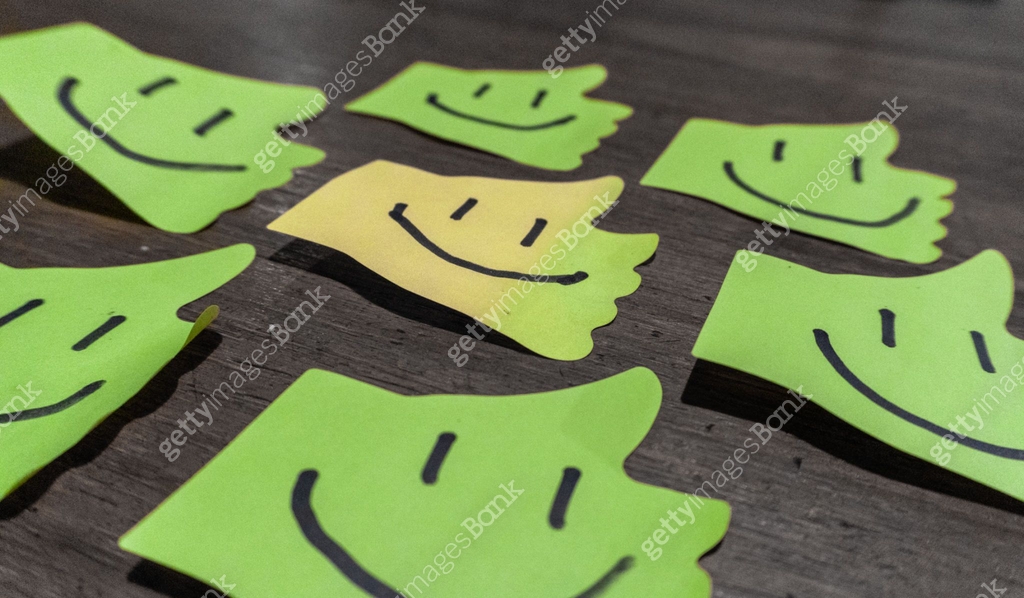 The image shows seven sticky notes on a wooden surface. 이미지 (2198711050 ...