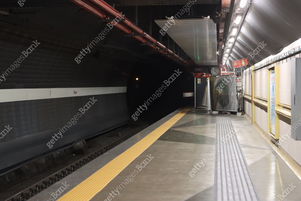 View along an underground metro platform 이미지 (2189143127) - 게티이미지뱅크