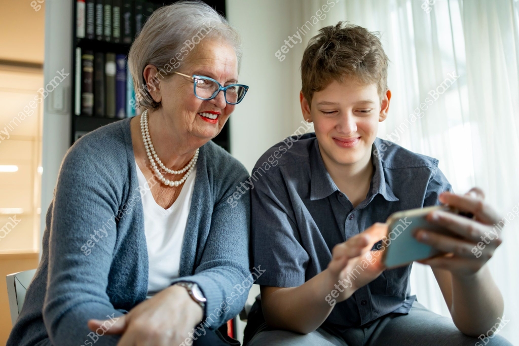Grandson Teaching Grandma Digital Technology in Modern Living Room 이미지 ...