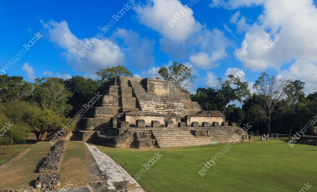 Altun Ha Layout Exploring the ancient Altun Ha Ruins in Belize on a clear sunny day 이미지 ...