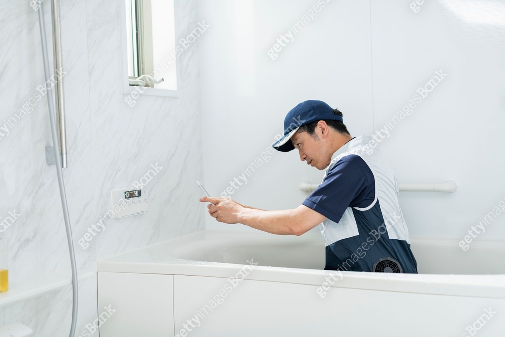 Plumber Remote A male plumber checks the bathroom remote control 이미지 (2220865619) - 게티 ...