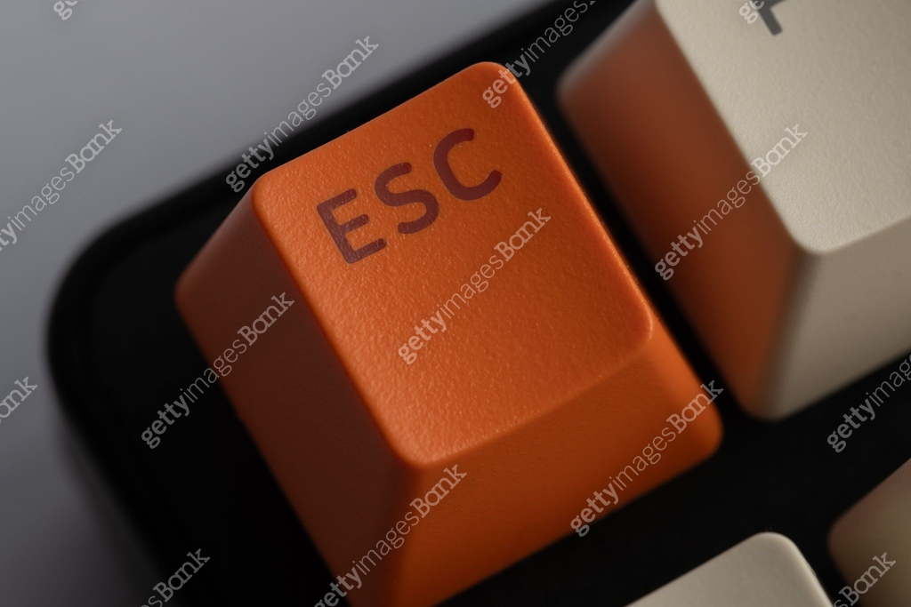 ESC key computer keyboard is orange in closeup. 이미지 (2219188746) - 게티이미지뱅크