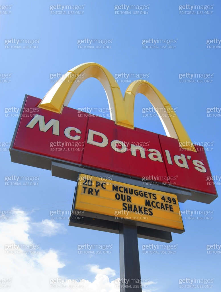 Fast Food Restsurant Signs McDonald's Fast Food Restaurant Sign 이미지 (458633407) - 게티이미지뱅크