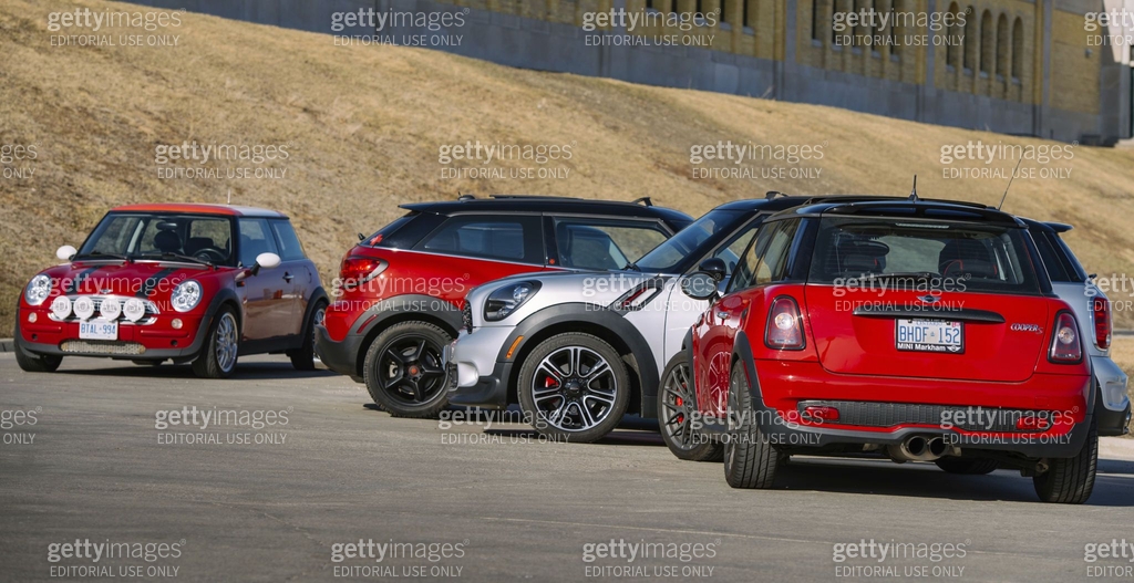 Mini Cooper Generations in spring time 이미지 (490317067) - 게티이미지뱅크