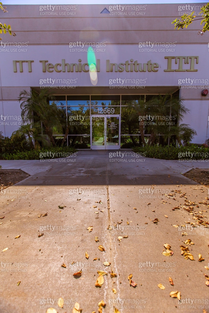 ITT Technical Institute sign and school campus showing its closure 이미지 ...