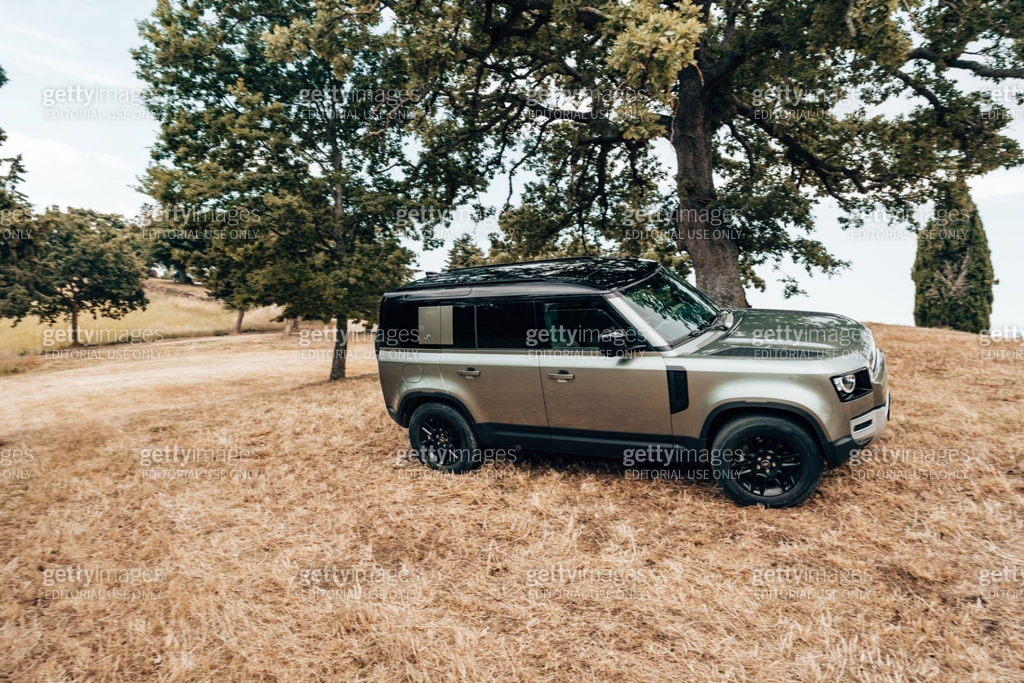 New Land Rover Defender in the dry italian countryside 이미지 (1341109098 ...